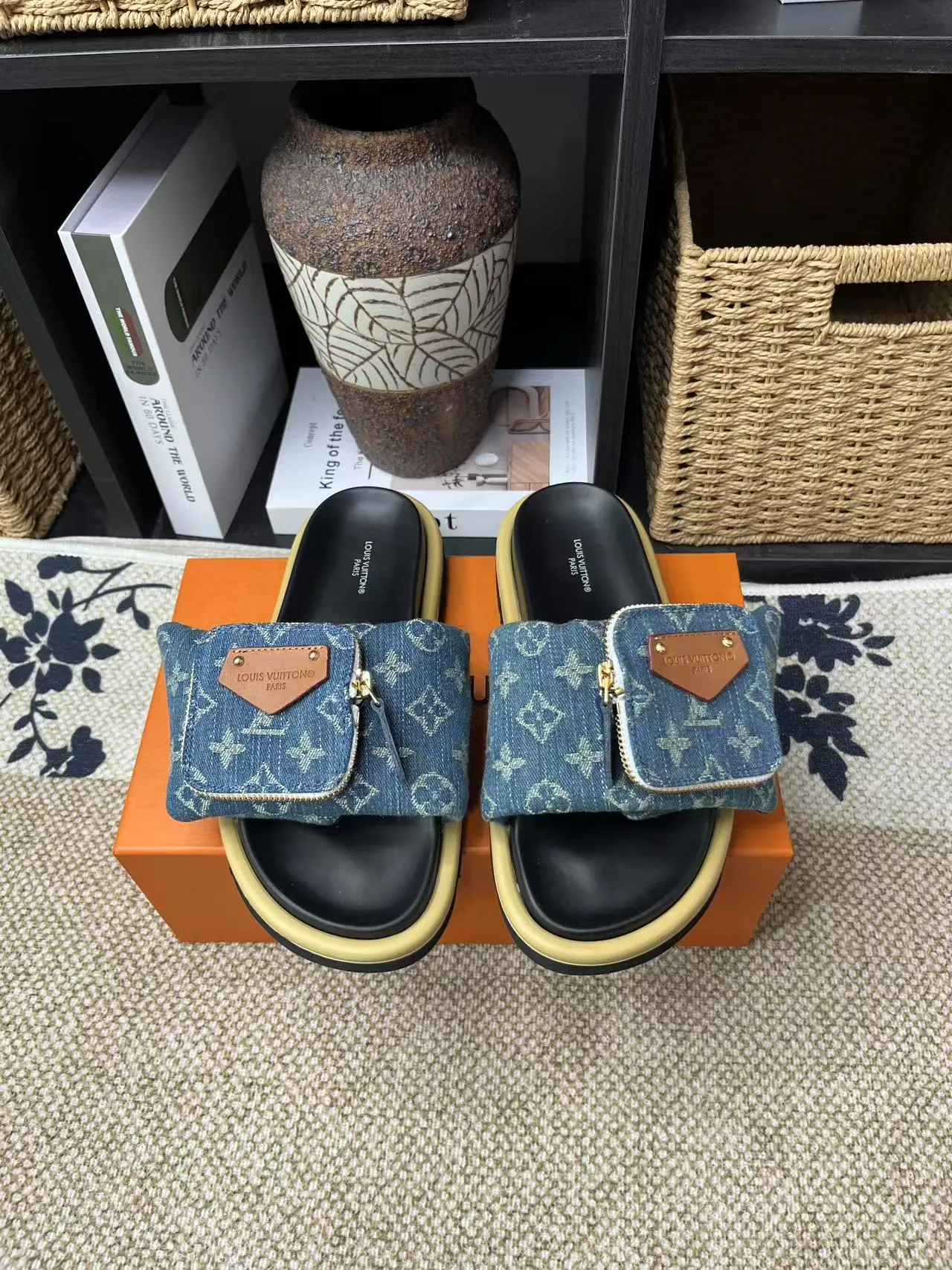 P380 yuan LV Louis Vuitton Full of high-end feel! A popular model among bloggers at home and abroad, it’s retro and fashionable, and looks stunning on your feet! Mainly recommended model on the official website★ ━━━━━ ЅᏇєєt ━━━━━ ▪️Upper: original calfskin ➕5D printing process ▪️Inner: imported mixed sheepskin ▪️Outsole: original molded foam outsole ▪️Size: Female 35-40 Men's 39-44 (women's 41 men's 45)